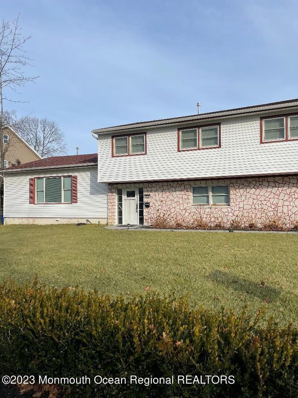 Exterior, Facade, Split Level