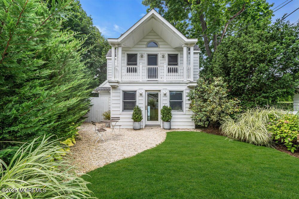 Backyard, Exterior, Facade, Queen Anne Victorian