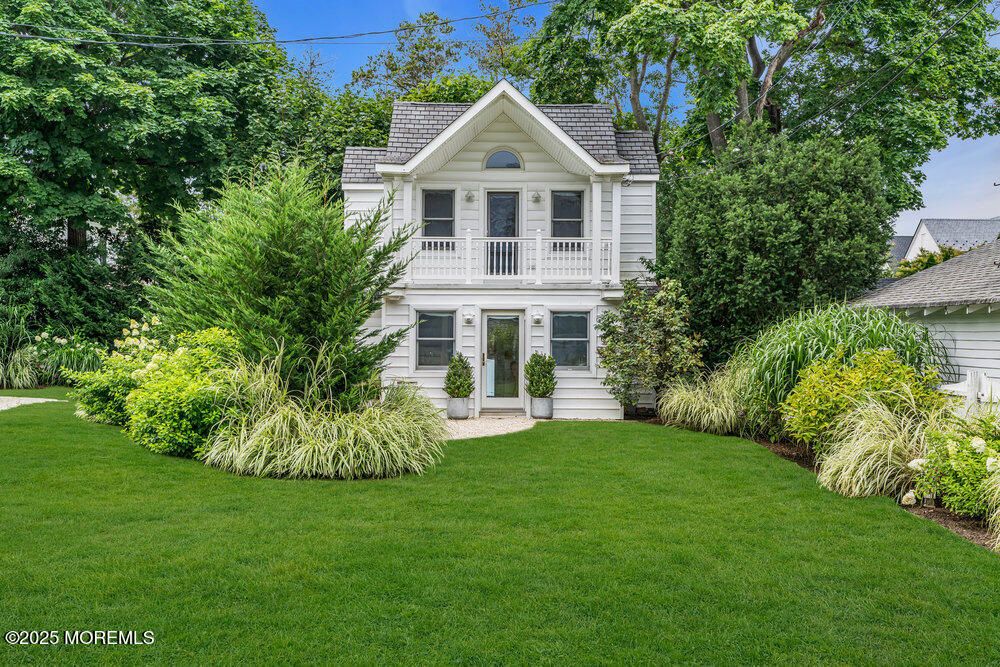 Exterior, Facade, Queen Anne Victorian