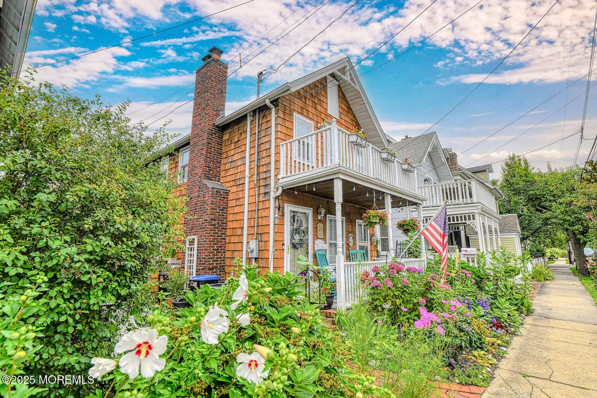 Exterior, Facade, Brick Facade, Queen Anne Victorian