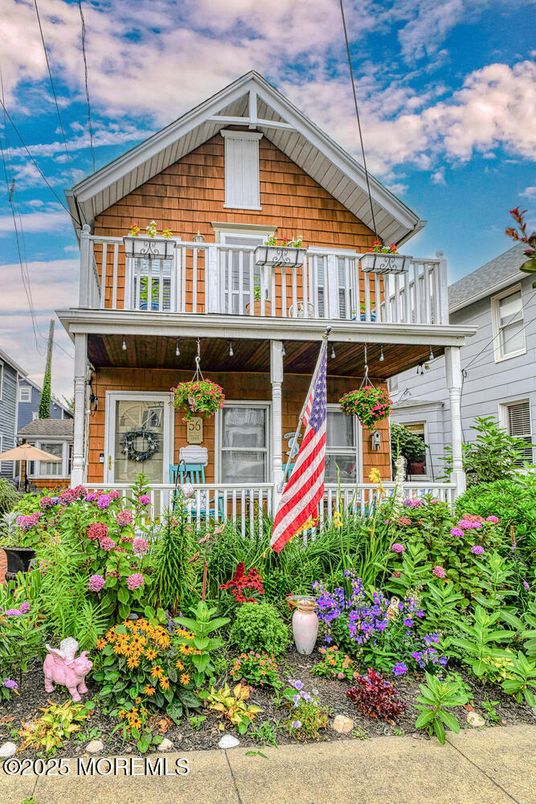 Exterior, Facade, Queen Anne Victorian