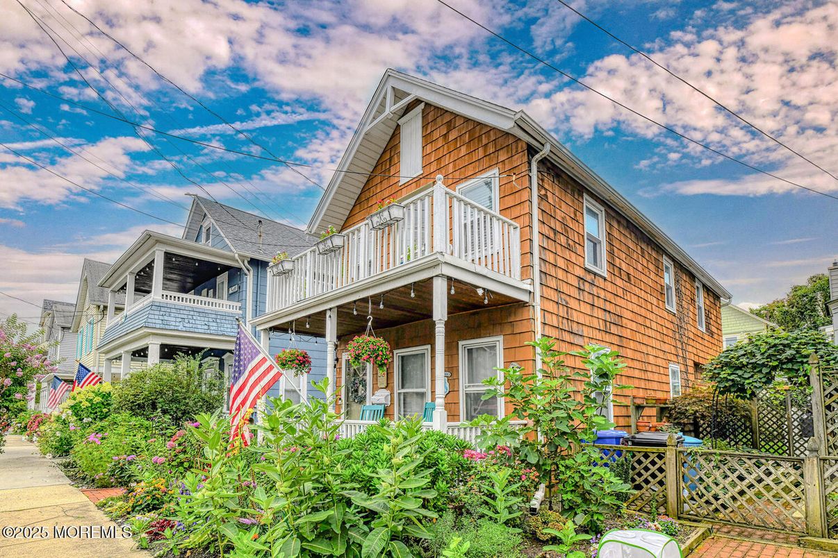 Exterior, Facade, Queen Anne Victorian