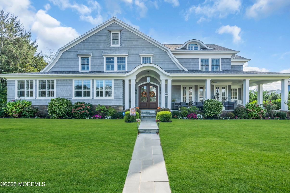 Exterior, Facade, Queen Anne Victorian