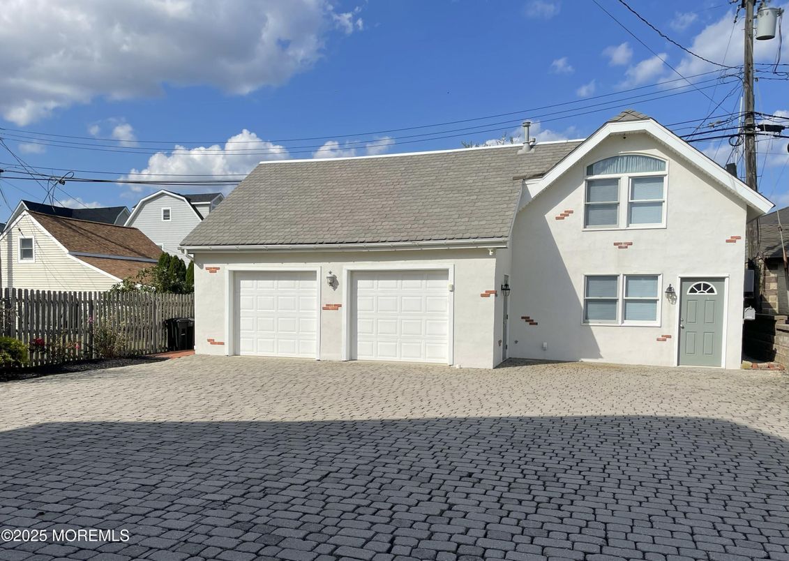 Attached, Exterior, Facade, Cape Cod