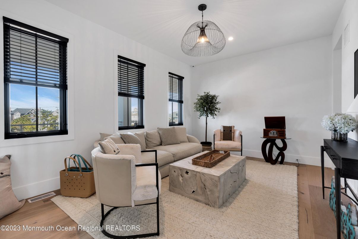 Interior, Living room, Pendant Lights, Recessed Lighting, Wood Texture Flooring