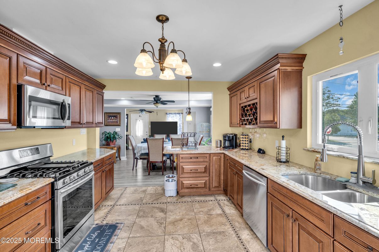 Chandelier, Dining room, Interior, Kitchen, Pendant Lights, Recessed Lighting, Stainless Steel Appliances