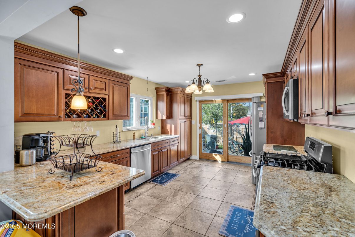 Dining room, Interior, Kitchen, Pendant Lights, Recessed Lighting, Stainless Steel Appliances