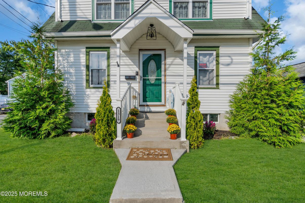 Exterior, Facade, Queen Anne Victorian