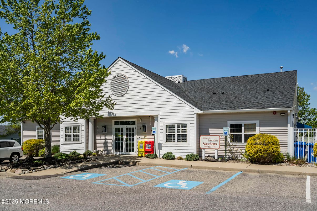 Exterior, Facade, Cape Cod