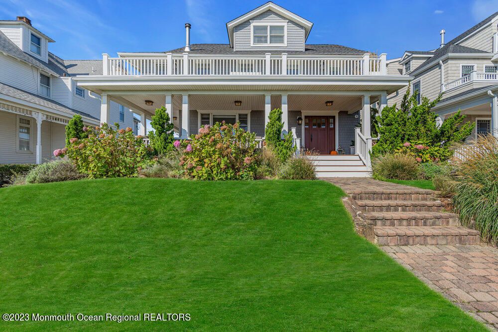 Exterior, Facade, American Foursquare