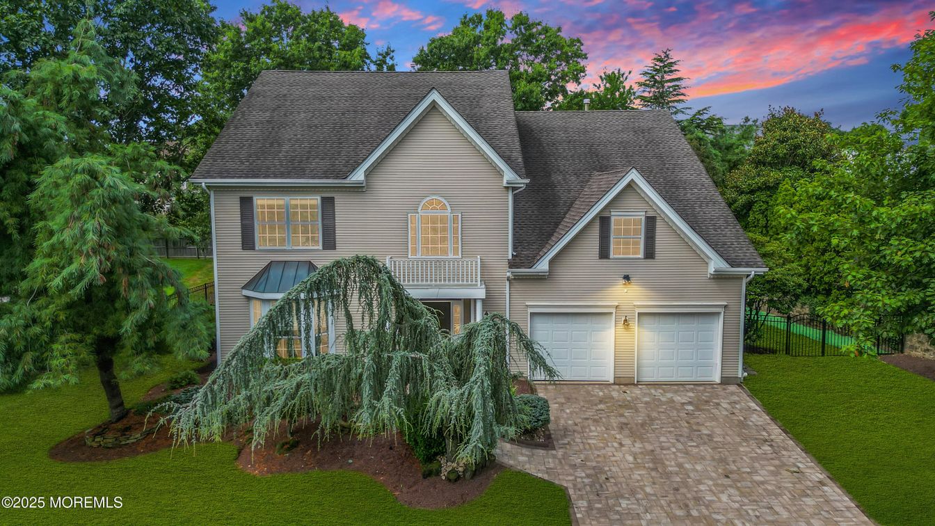 Attached, Exterior, Facade, Farmhouse