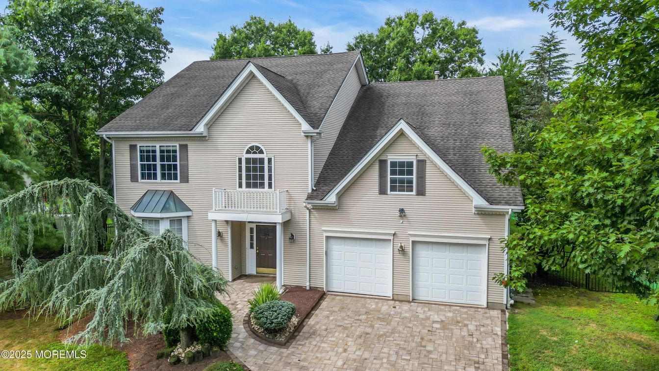 Attached, Exterior, Facade, Brick Traditional