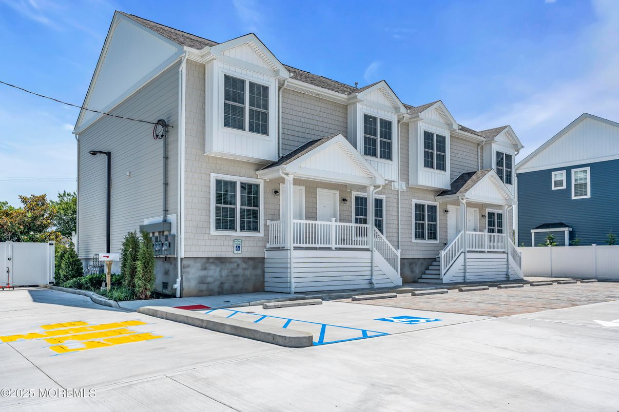 Exterior, Facade, Rowhouse