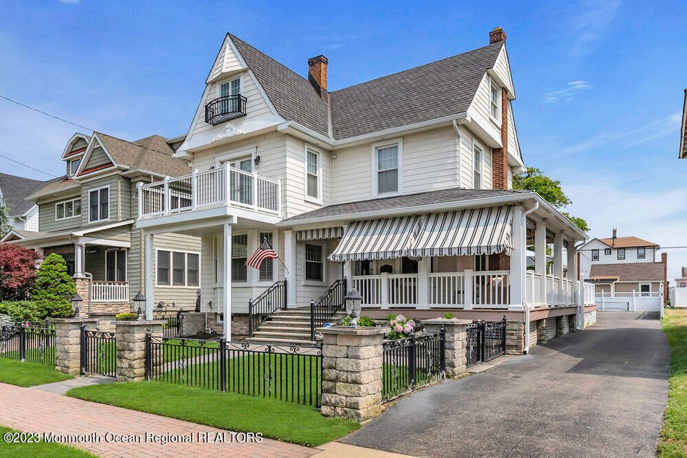 Exterior, Facade, Queen Anne Victorian