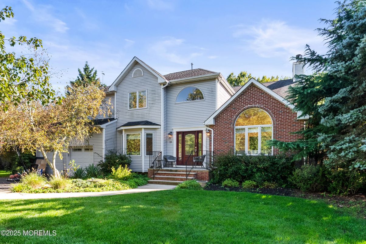Attached, Exterior, Facade, Brick Facade, Queen Anne Victorian