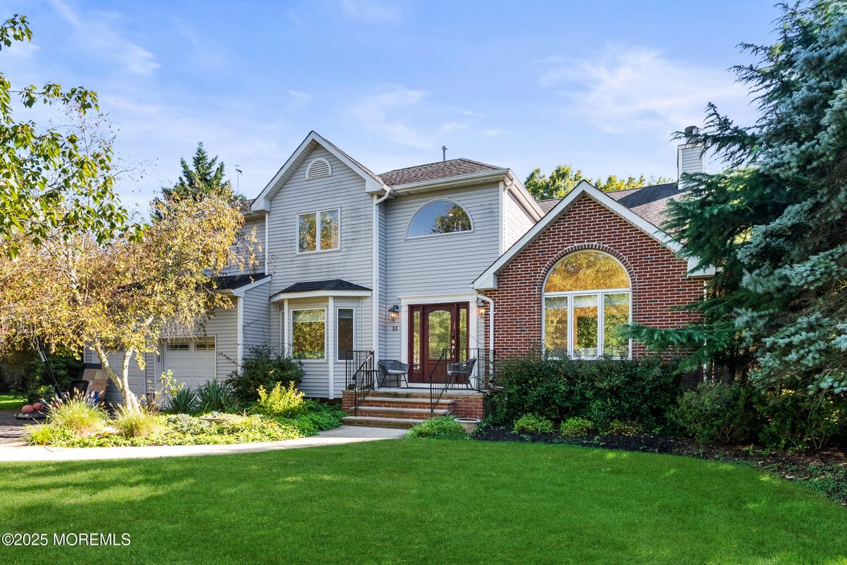 Attached, Exterior, Facade, Brick Facade, Queen Anne Victorian