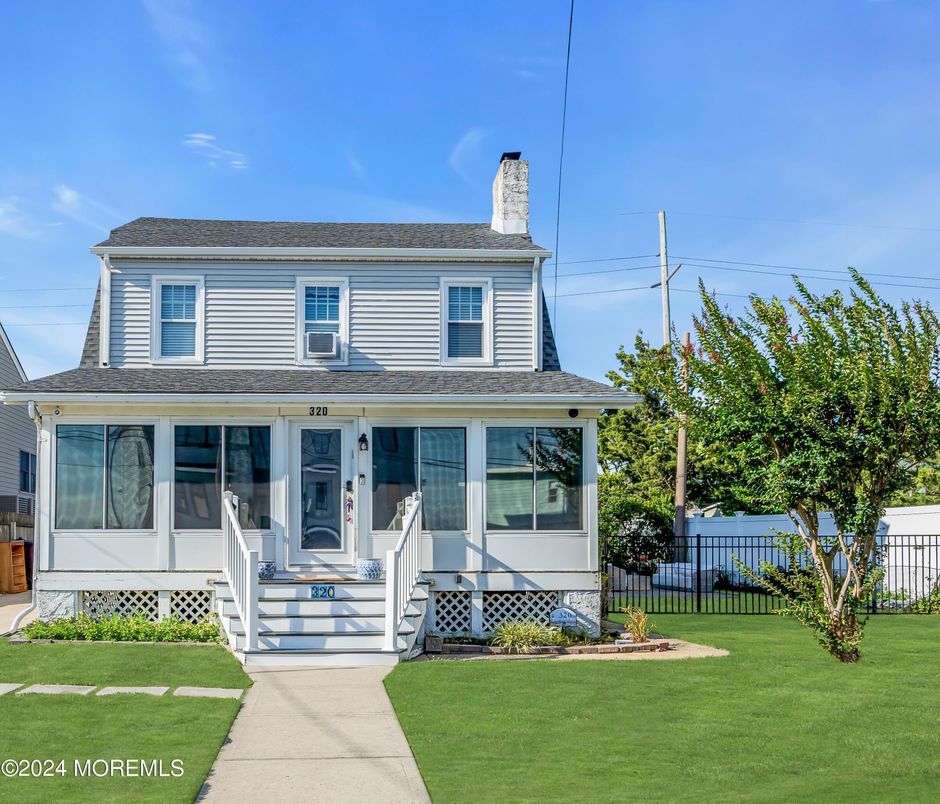 Exterior, Facade, American Foursquare