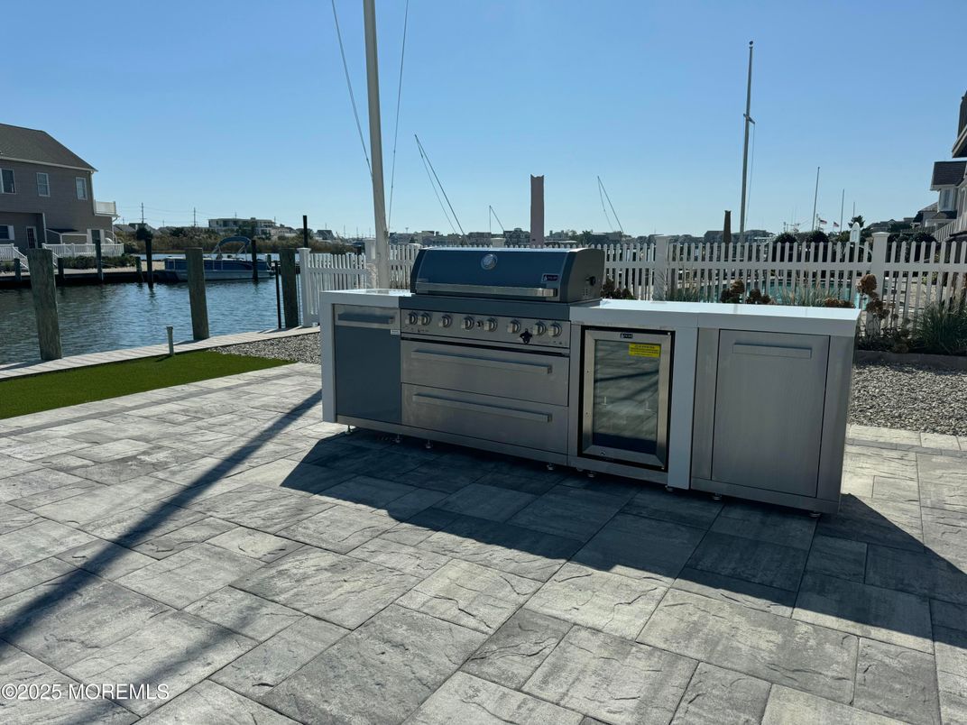 Exterior, Outdoor Kitchen, Water