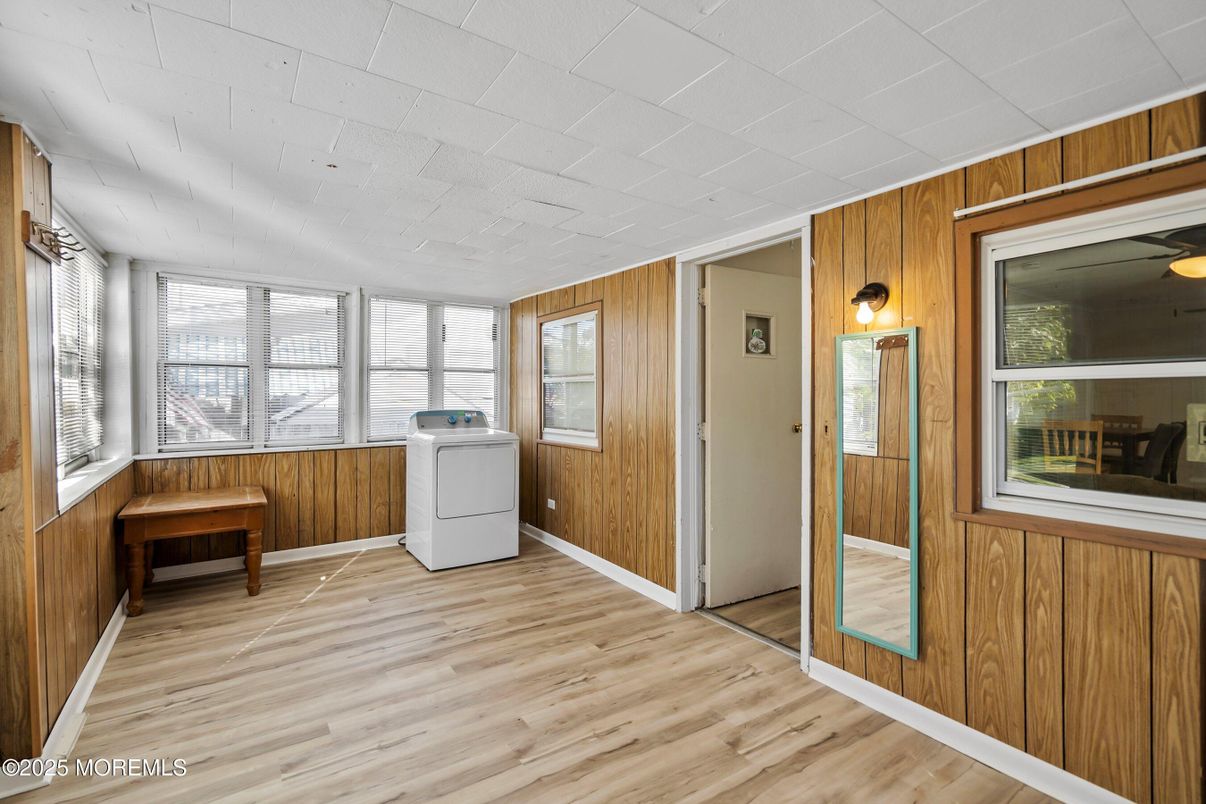 Empty room, Interior, Washer, Wood Texture Flooring, Wooden Walls
