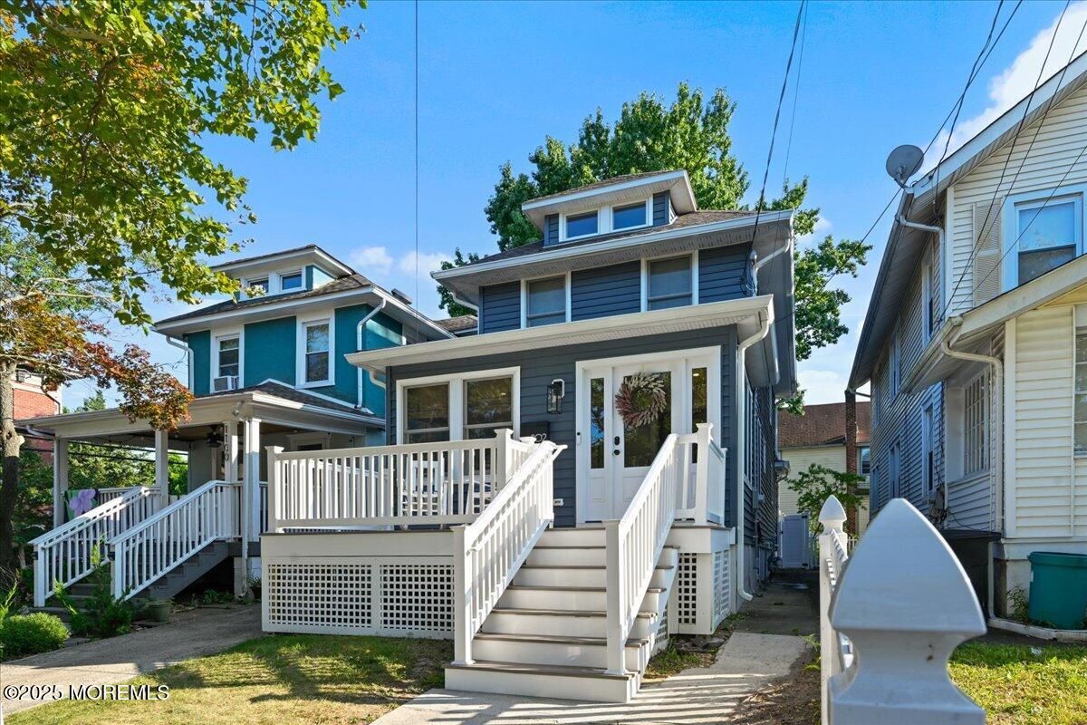 Exterior, Facade, American Foursquare