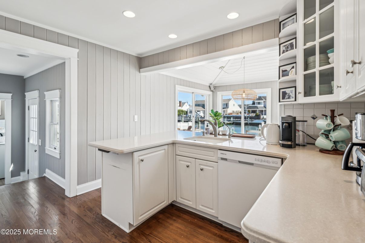 Interior, Kitchen, Recessed Lighting, Water, Wood Texture Flooring