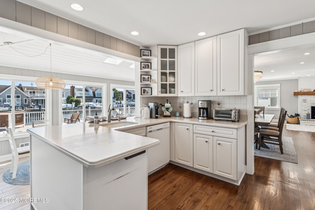 Chandelier, Dining room, Interior, Kitchen, Pendant Lights, Recessed Lighting, Wood Texture Flooring