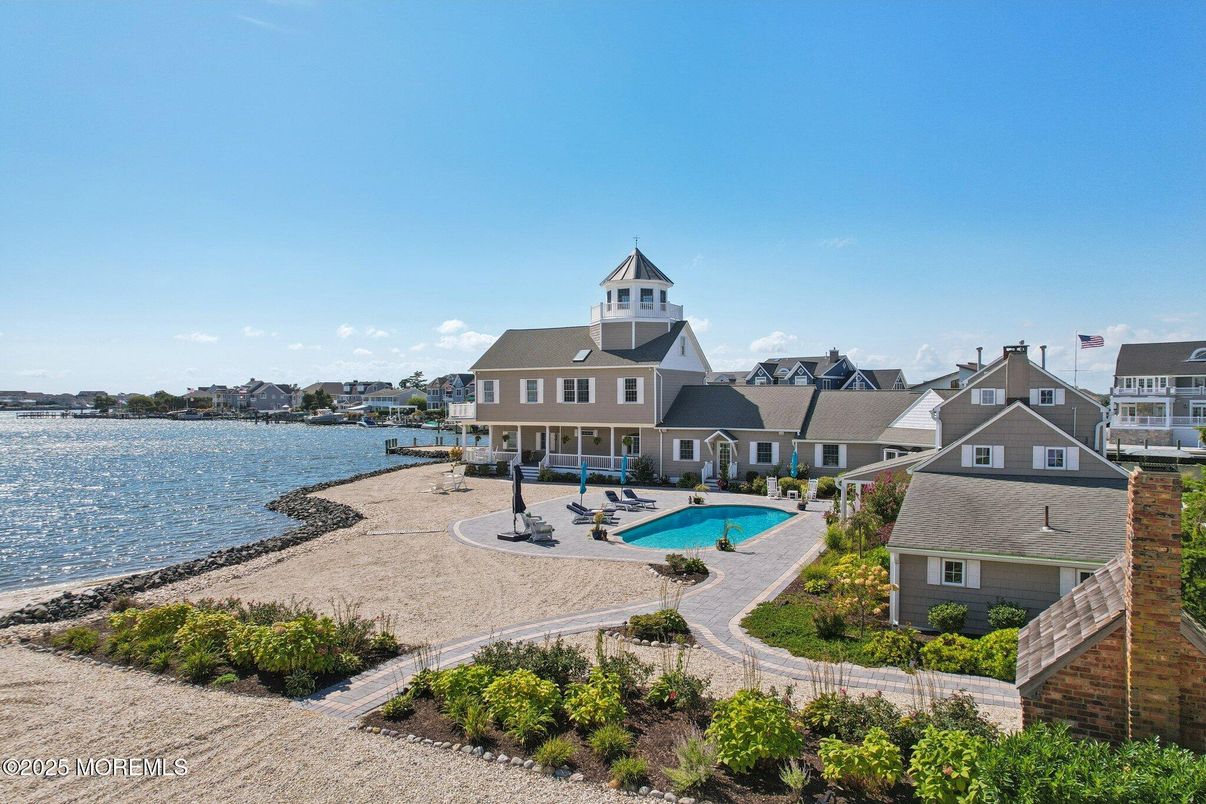 Exterior, Pool, Water