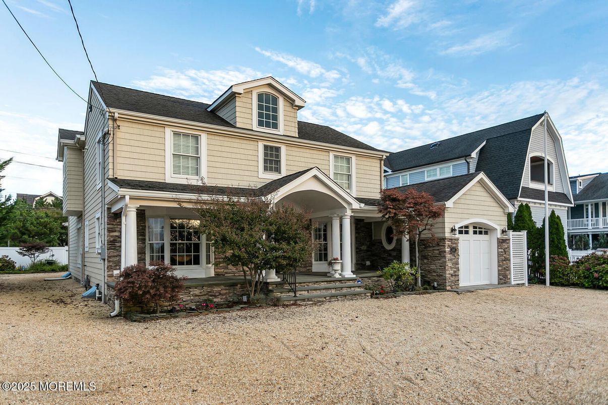 Attached, Exterior, Facade, Cape Cod