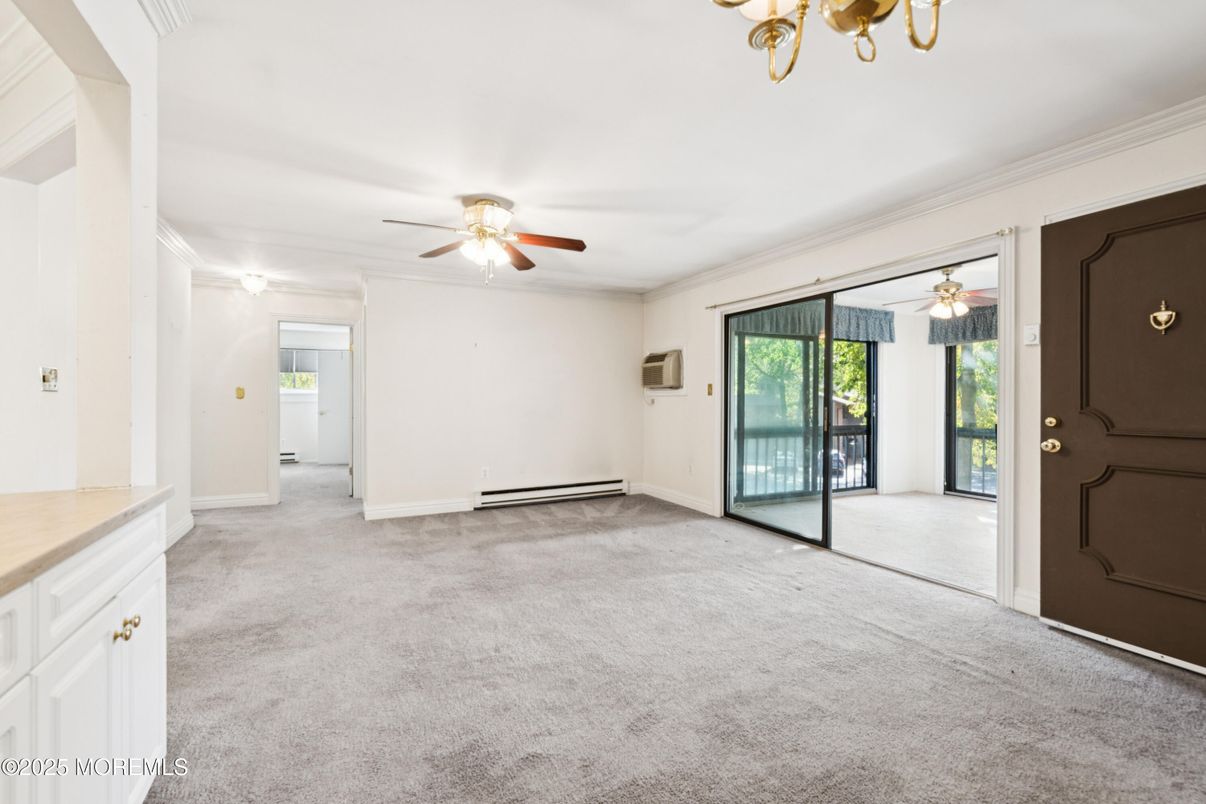 Empty room, Interior