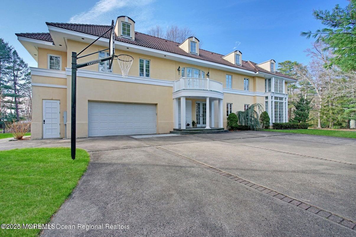 Attached, Exterior, Facade, French Provincial