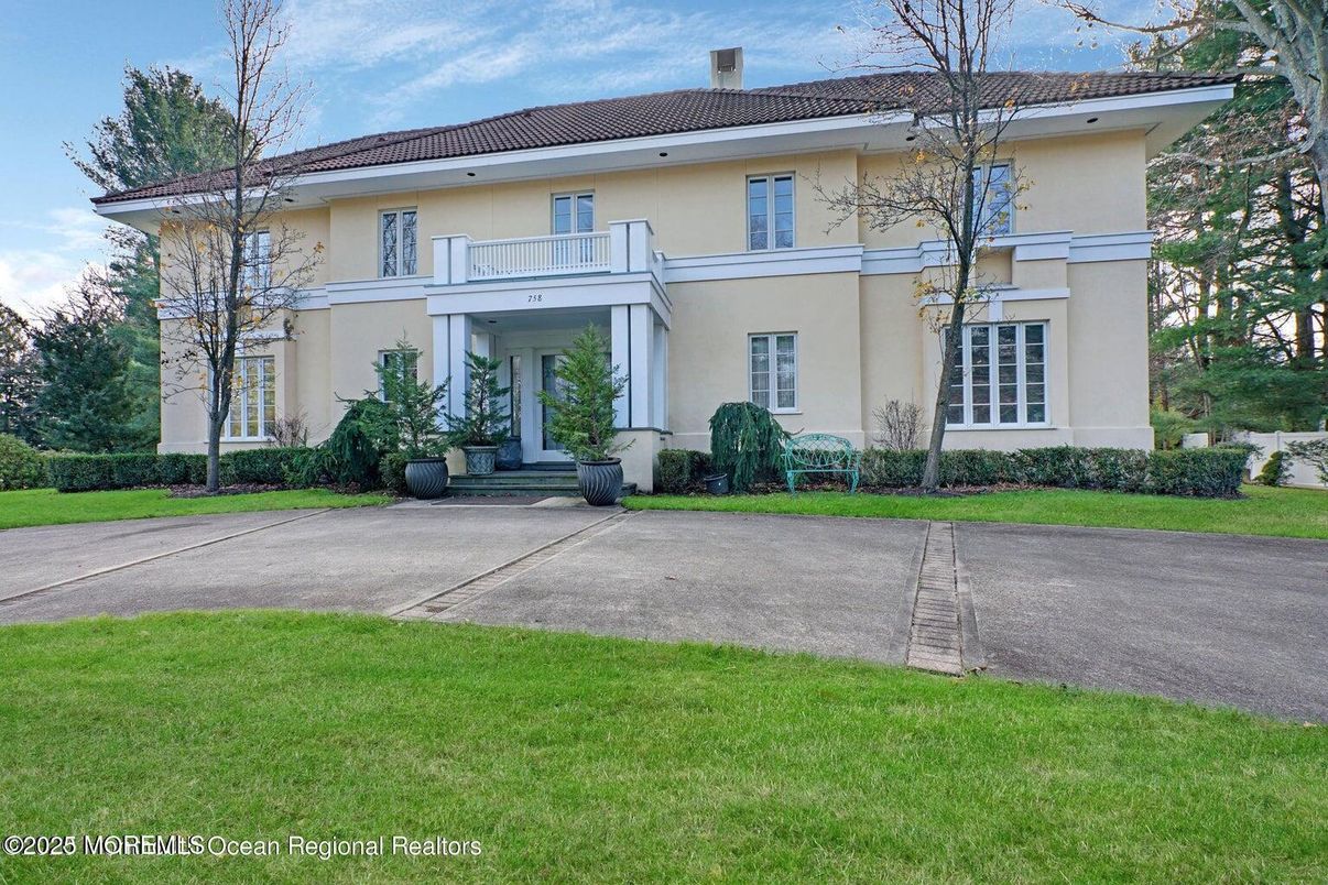 Exterior, Facade, French Provincial