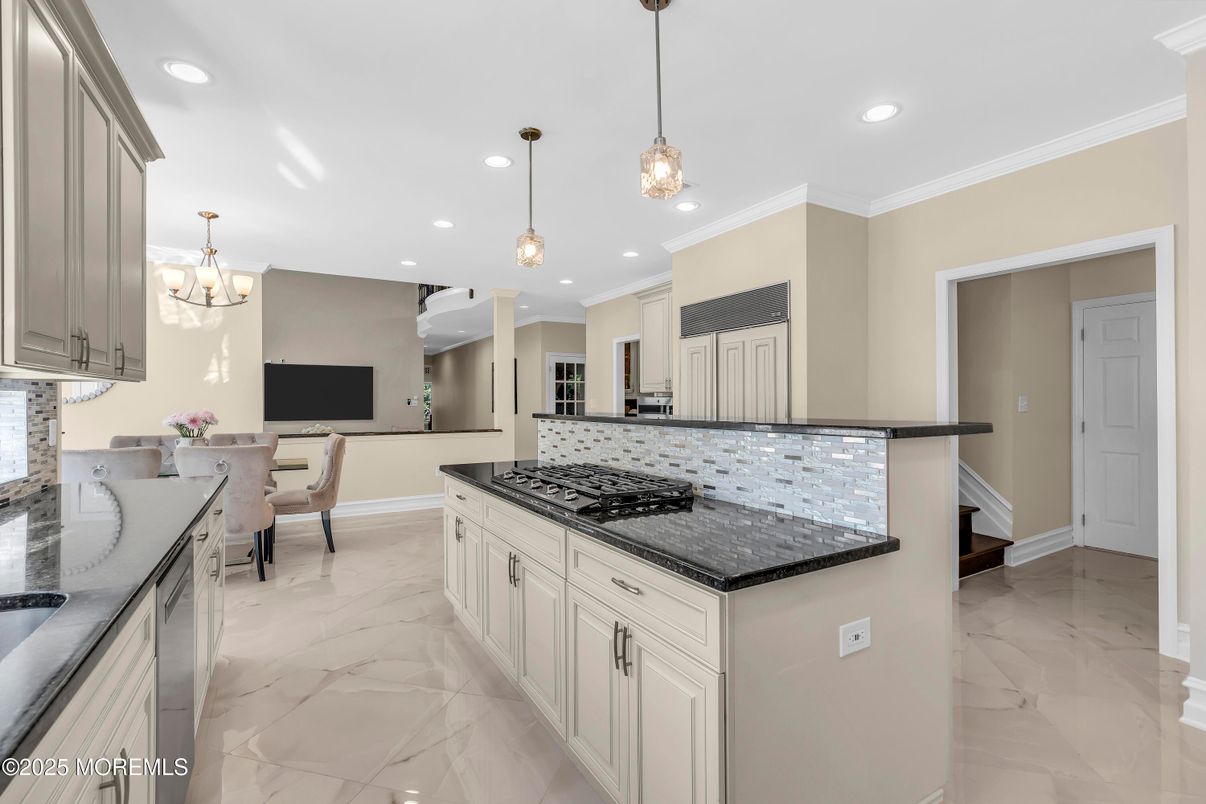 Chandelier, Dining room, Interior, Kitchen, Marble, Pendant Lights, Recessed Lighting