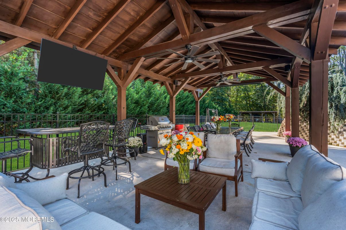 Exterior, Outdoor Kitchen