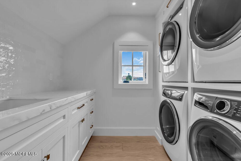 Interior, Recessed Lighting, Washer, Wood Texture Flooring