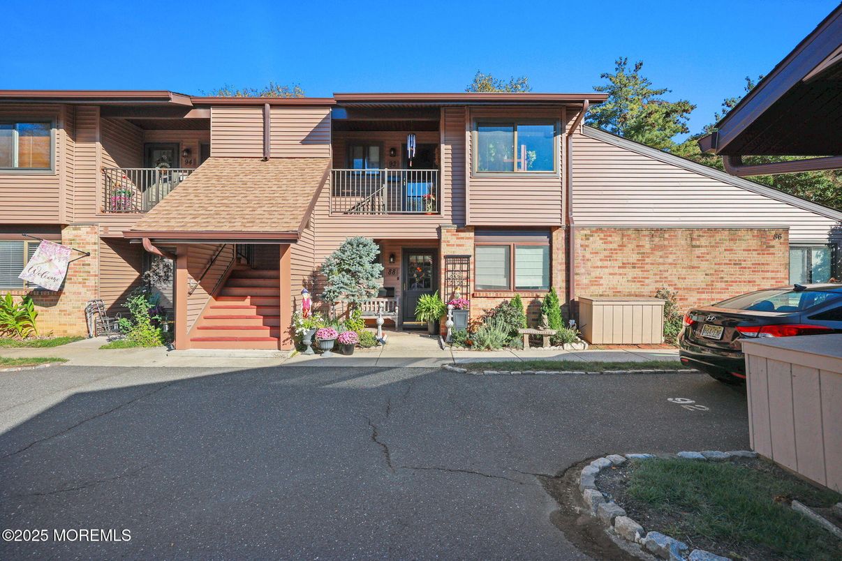 Attached, Exterior, Facade, Brick Facade, Modern