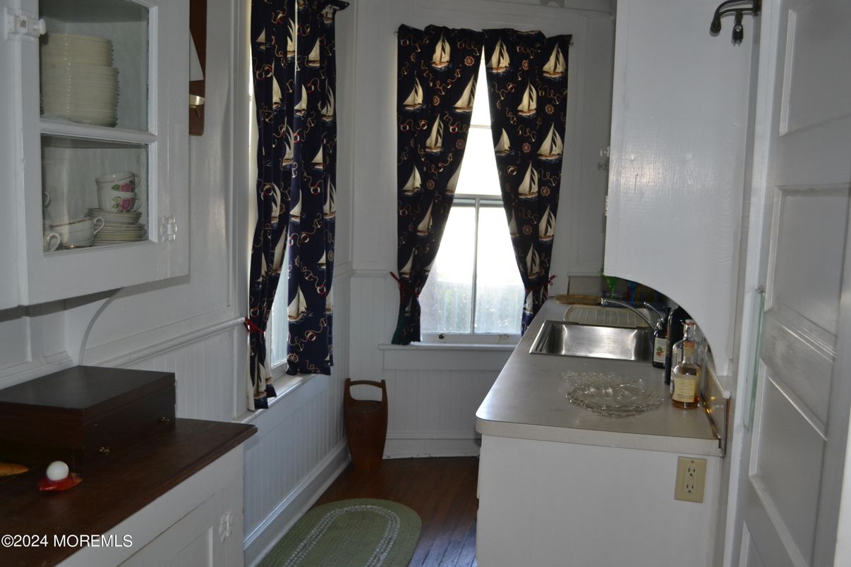 Interior, Washer, Wood Texture Flooring