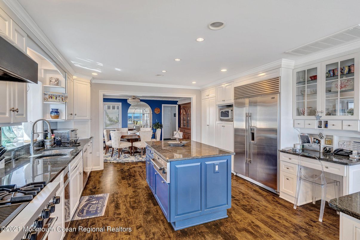 Dining room, Interior, Kitchen, Recessed Lighting, Stainless Steel Appliances, Wood Texture Flooring