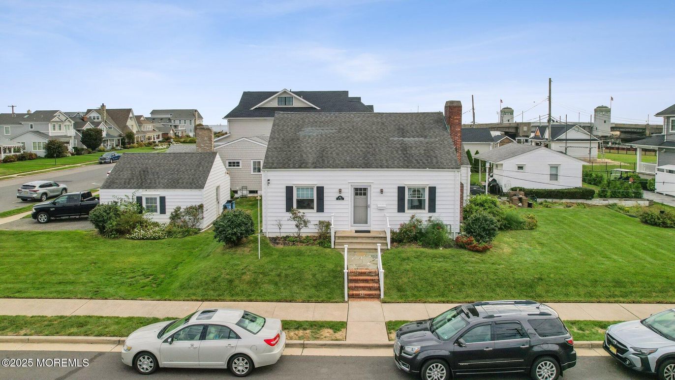 Exterior, Facade, Cape Cod
