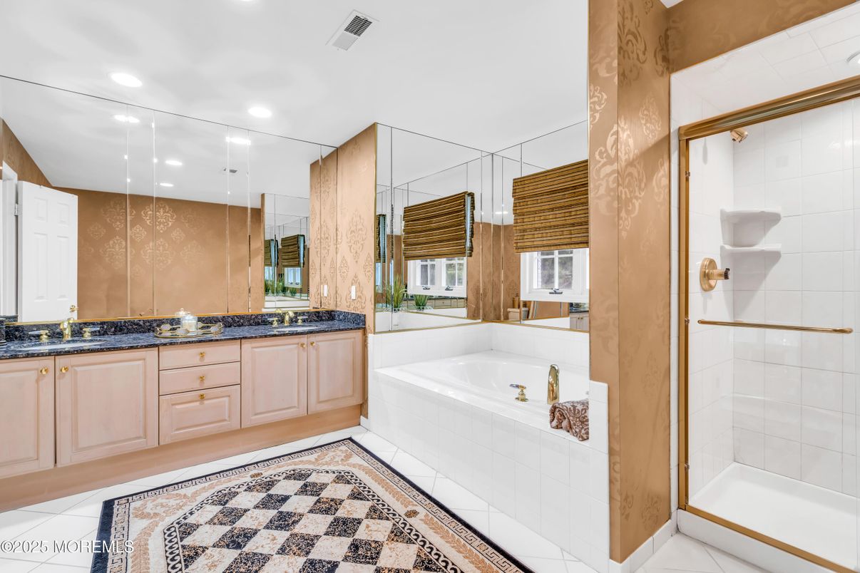 Bathroom, Dual Sink Vanities, Interior, Recessed Lighting