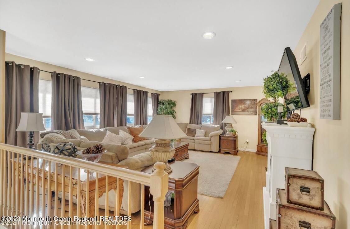 Interior, Living room, Recessed Lighting, Water, Wood Texture Flooring