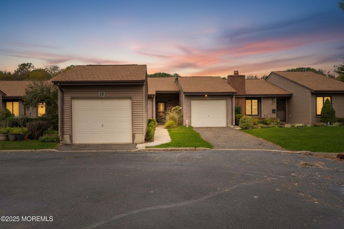 Attached, Exterior, Facade, Ranch