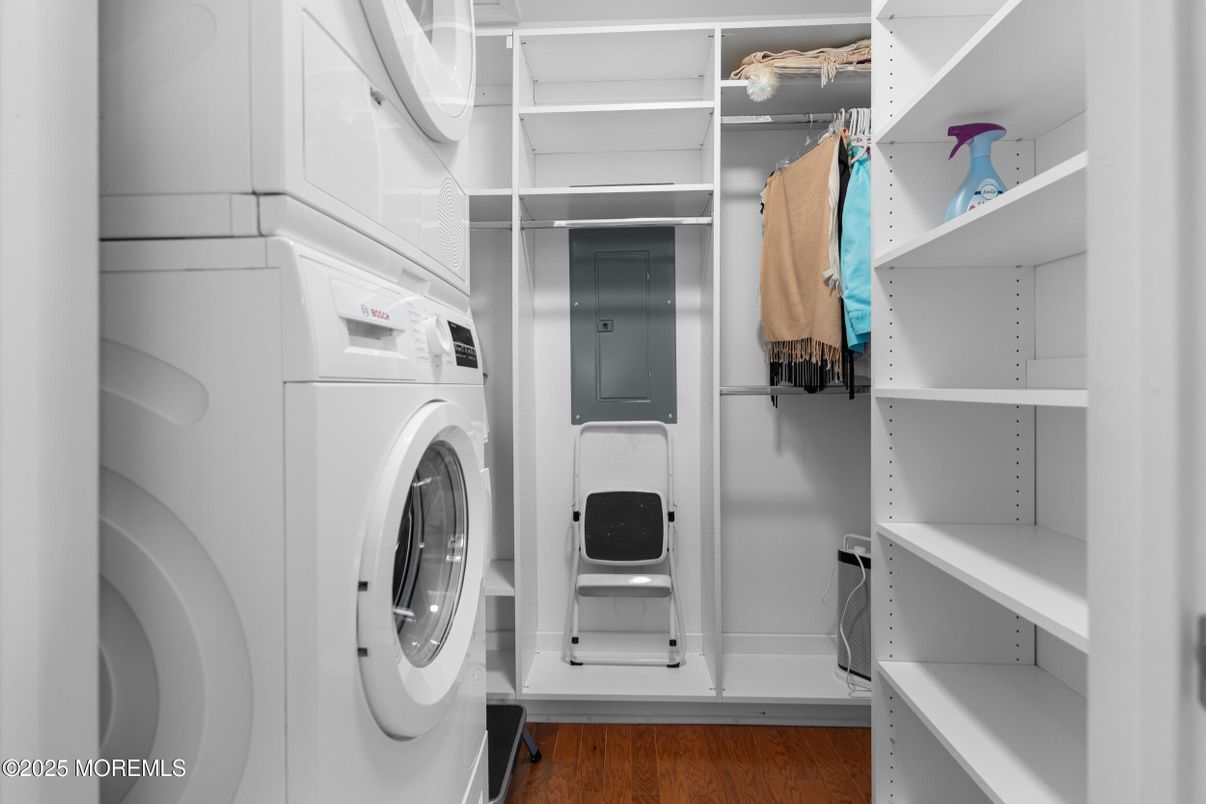 Interior, Walk-in Closets, Washer, Wood Texture Flooring