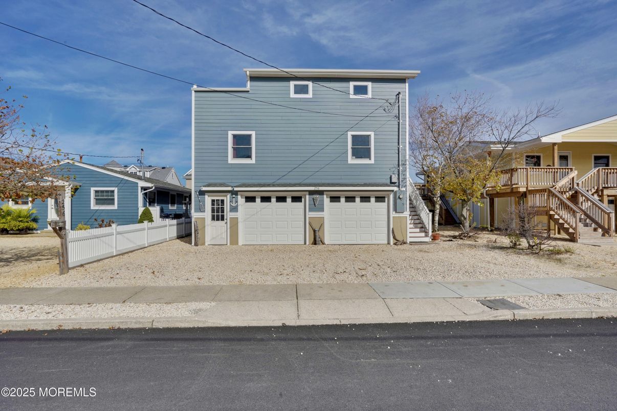 Attached, Exterior, Facade, Raised Ranch