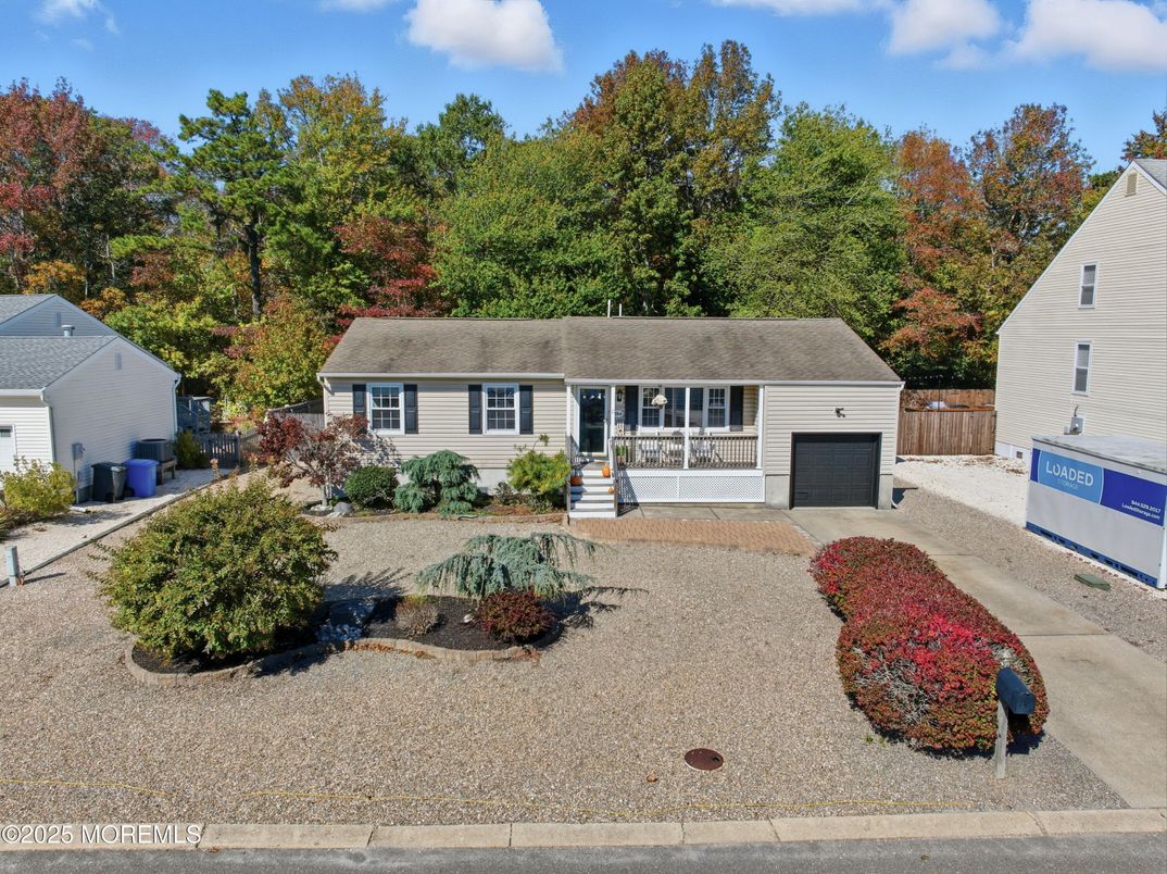 Attached, Exterior, Facade, Cape Cod