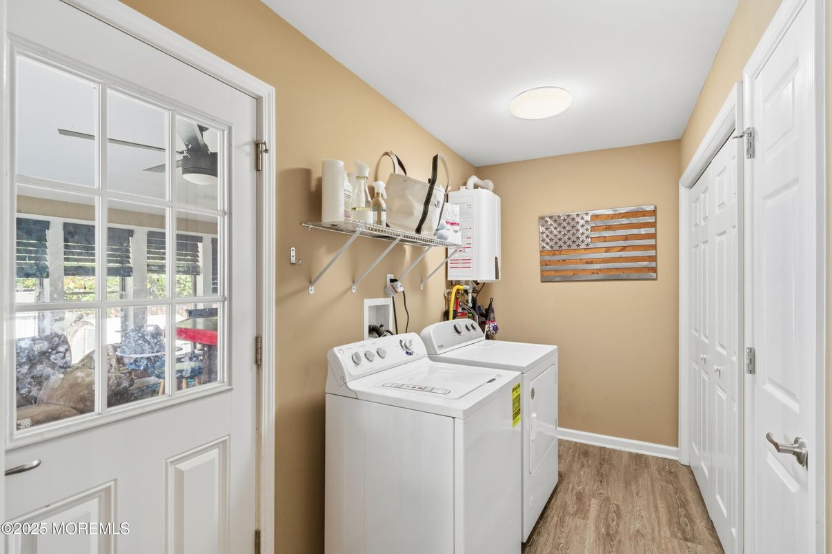 Interior, Washer, Wood Texture Flooring
