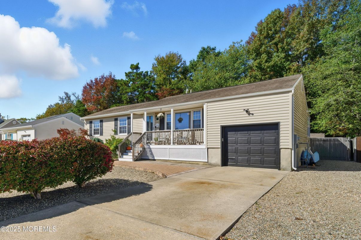 Attached, Exterior, Facade, Ranch