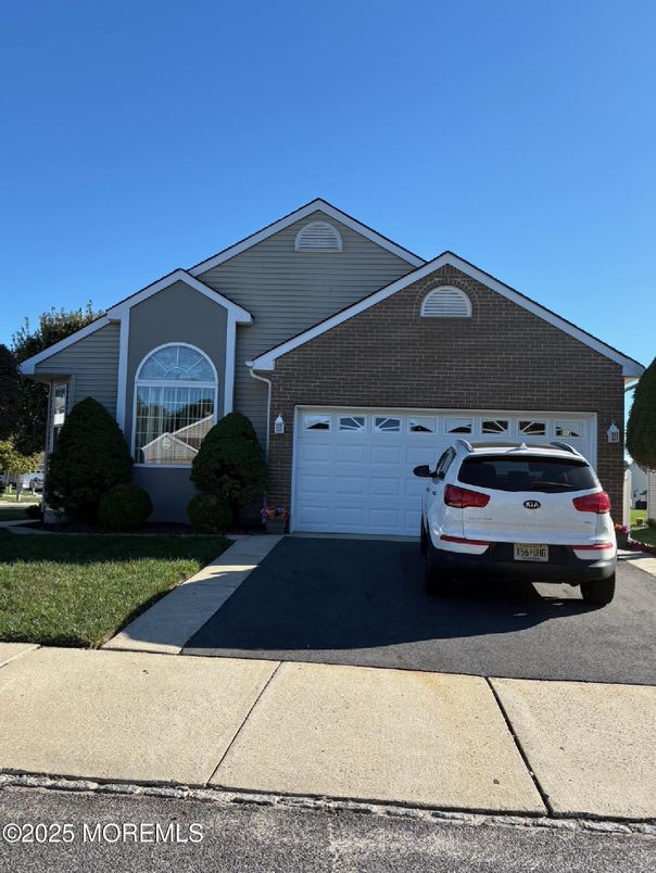 Attached, Exterior, Facade, American Craftsman