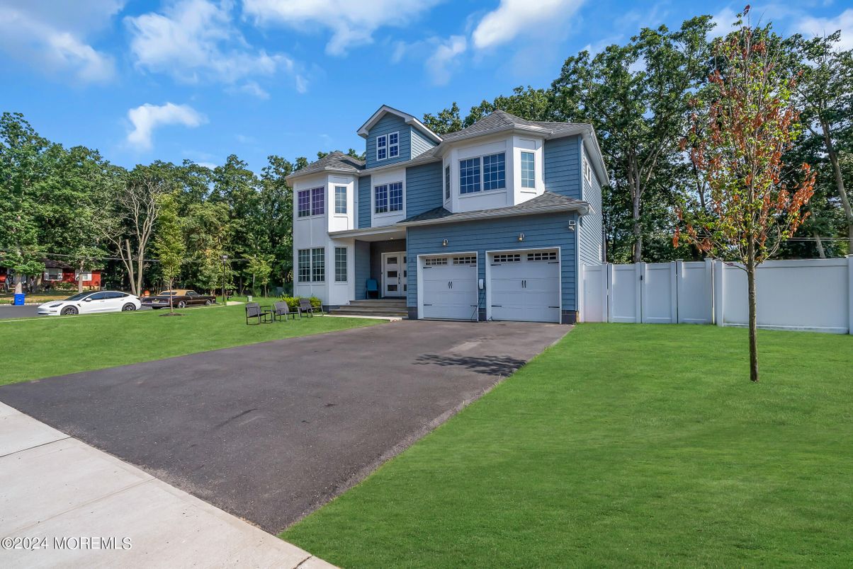 Attached, Exterior, Facade, Queen Anne Victorian