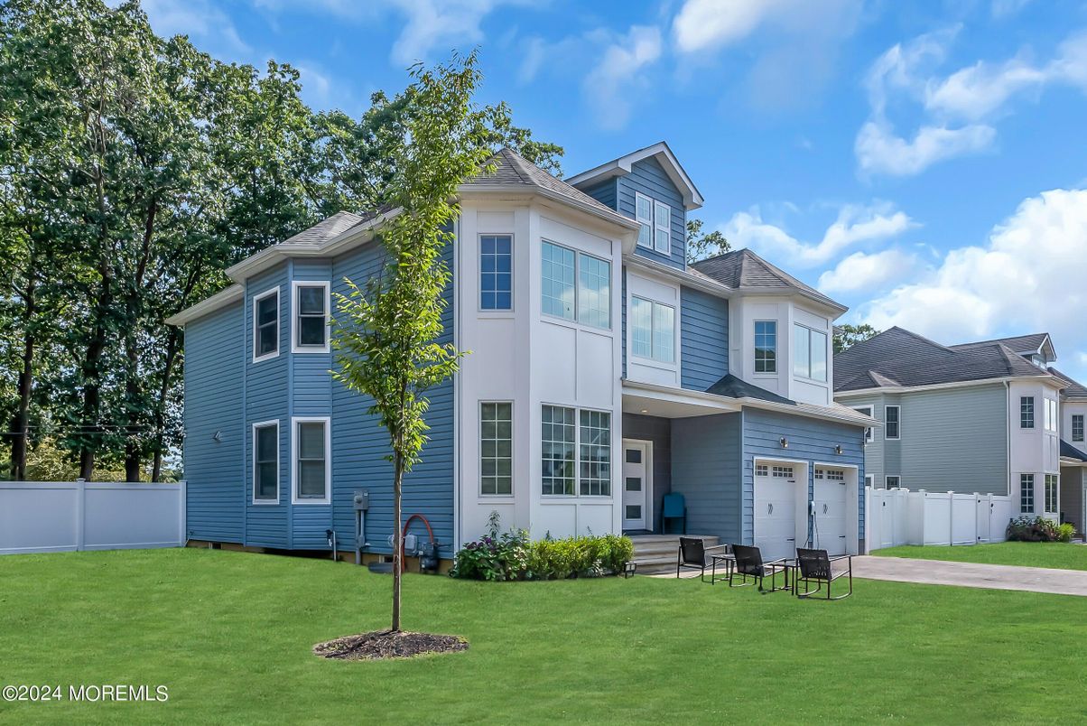 Attached, Exterior, Facade, Farmhouse