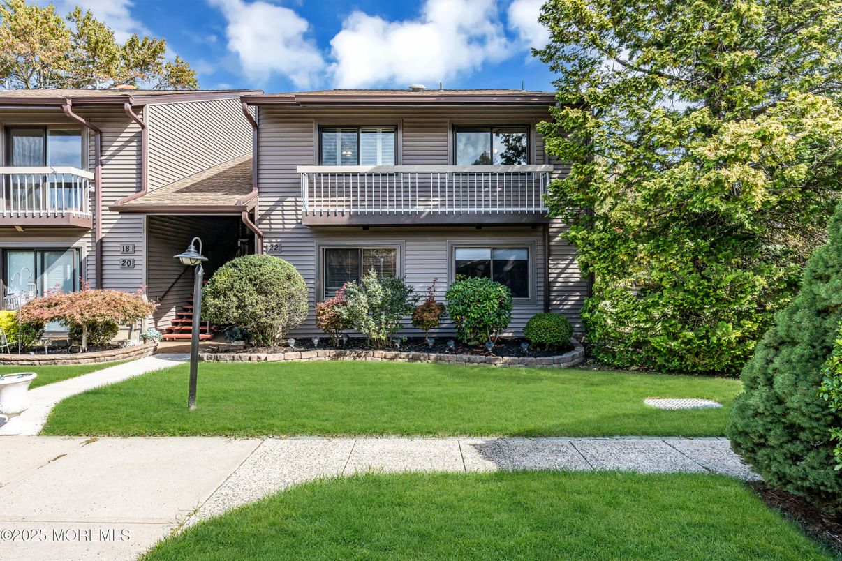 Exterior, Facade, Split Level